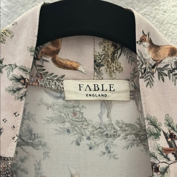 Fable England Robe - Picture 2 of 5